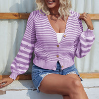 Cardigan violet à col V boutonné en maille rayée, manches longues, boutons dorés.