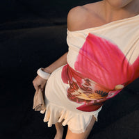 Mini-robe Maren crème à imprimé floral rose et rouge, épaules dénudées, haut près du corps