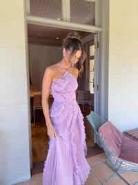 Robe Junie violette à volants, vue de profil, bretelles croisées et jupe froncée