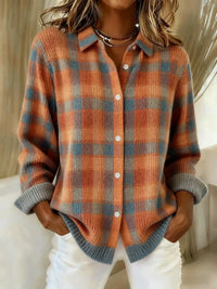 Gilet long en maille à carreaux orange et bleu, col boutonné, boutons blancs, bords côtelés.