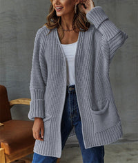 Cardigan vintage en maille fine gris, col châle ouvert, poche kangourou, poignets côtelés.