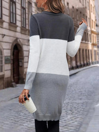 Cardigan long colorblock au dos, gris foncé et blanc, col rond et manches en maille