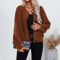 Cardigan tricoté caramel à col en V, manches bouffantes, boutons ronds en nacre