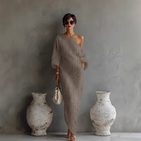 Robe longue fluide taupe à une épaule, manches amples, coupe ample et tombante.