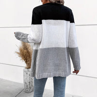 Cardigan bicolore noir et gris clair, vue de dos, maille pleine et ourlet côtelé.