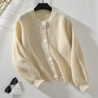 Cardigan tricoté off-white en maille texturée, rangée de boutons ronds, col en V