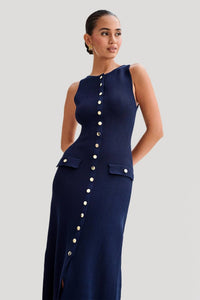 Robe longue en maille bleu nuit, sans manches, patte boutonnée et deux poches.
