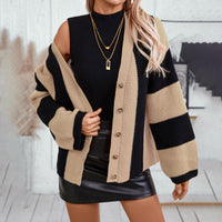 Cardigan rayé noir et beige, encolure ouverte, boutons devant, manches évasées