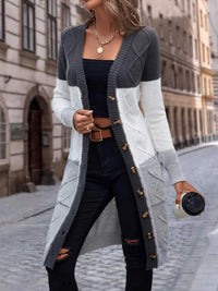 Cardigan long torsadé ouvert, empiècements gris foncé et blanc, rangée de boutons
