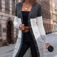 Cardigan long torsadé colorblock gris et blanc, boutons dorés et finitions côtelées