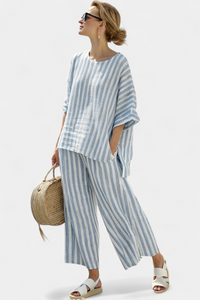 Ensemble en lin rayé bleu : blouse fluide et pantalon ample, tenue complète portée.