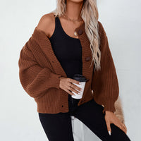 Cardigan tricoté caramel à col en V, manches bouffantes, boutons ronds visibles