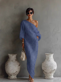 Robe longue fluide bleue à une épaule, manches amples, silhouette longue et ample.