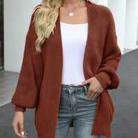 Cardigan Jeannine brique, maille structurée et manches volumineuses, col ouvert.