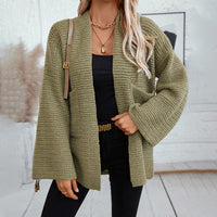 Gilet long à col V Janine vert olive en maille texturée, porté avec top noir, ouvert