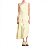 Robe longue jaune clair à bretelle asymétrique, drapée et plissée, fente sur le bas