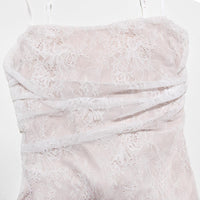 Robe en dentelle blanche, vue dos avec plis superposés et bretelles