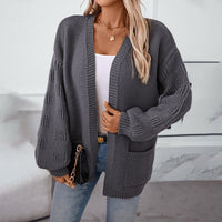 Cardigan ample gris anthracite avec col V, poches plaquées et motifs en relief aux manches