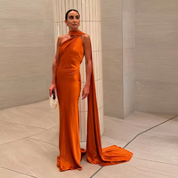 Robe longue orange à col montant asymétrique, jupe fluide avec fente