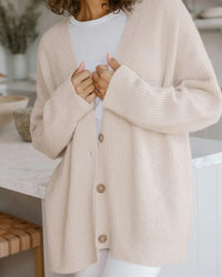 Gilet cocon porridge en maille, col V boutonné avec boutons, manches longues, coupe ample.