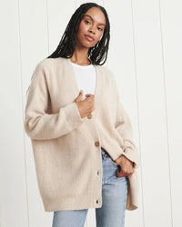 Gilet cocon en maille beige rosé (porridge), col V boutonné et manches longues, poches.