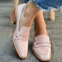 Mocassins Olga™ en cuir rose verni, bout légèrement pointu, brides à boucle