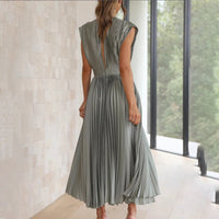 Robe midi plissée gris argenté, encolure en V, manches courtes, jupe ample plissée.