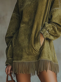 Robe suède vert à franges, bas avec franges et couture contrastée près de l’ourlet