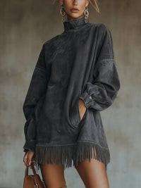 Robe col roulé suède gris foncé, manches bouffantes longues, ourlet à franges