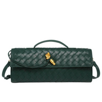 Sac tressé vert foncé, rabat et fermoir doré, bandoulière, motif en tressage
