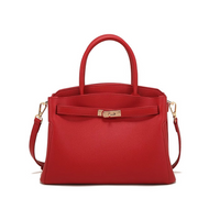 Sac bandoulière rouge avec poignée rigide et sangle, rabat à fermeture métallique