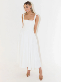 Robe élégante Scarlett Grace blanche à bretelles fines, jupe évasée mi-longue.