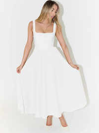 Robe élégante Scarlett Grace blanche à bretelles, jupe évasée fluide, vue de côté.
