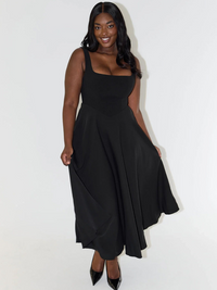 Robe élégante Scarlett Grace noire à bretelles, décolleté carré, jupe évasée midi.