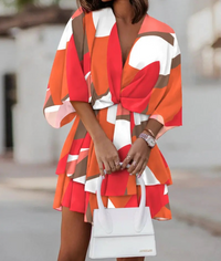 Robe courte à imprimé graphique rouge, blanc et orange, nœud à la taille
