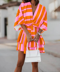 Robe courte rayée orange et rose, décolleté en V, manches évasées