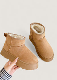 Bottes d’hiver beiges effet daim, doublure fourrée et semelle crantée.