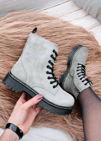 Bottes d’hiver Avalon grises, tige haute en suédine, lacets noirs et semelle crantée.