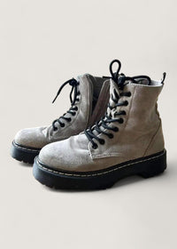 Bottes d’hiver Avalon grises, bottines montantes en suédine, lacets et semelle épaisse.