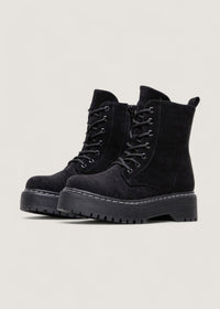 Bottes d’hiver Avalon noires, bottines montantes en suédine, lacets et semelle crantée.