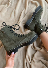 Bottes d’hiver Avalon vert olive, bottes en suède avec lacets, semelle crantée sombre.