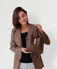 Sac à main en cuir texturé taupe avec poche avant et fermeture centrale, bandoulière