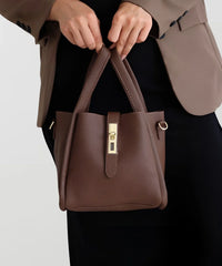 Sac à main en cuir texturé marron, poignées hautes, bandoulière, fermeture centrale