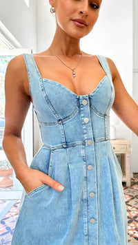 Robe en jean bleu clair sans manches, encolure carrée et boutons décoratifs