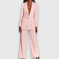 Ensemble tailleur rose pâle : veste à revers et boutons, pantalon large assorti