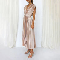 Robe midi plissée champagne, taille cintrée, décolleté V et manches évasées