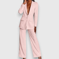 Ensemble tailleur rose pâle : veste boutonnée à poches et pantalon large
