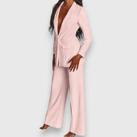 Ensemble tailleur rose pâle : veste légèrement cintrée et pantalon évasé