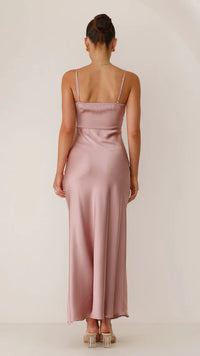 Robe longue Ilana rose pâle, vue de dos, fines bretelles, tombé fluide