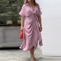 Robe longue rose poudré à manches courtes, col boutonné et ceinture nouée